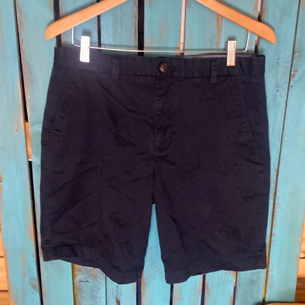 Vineyard Vines navy blue flat front shorts size 32x9